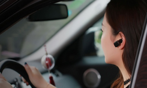 Nghe điện thoại khi lái ô tô bằng tai nghe có bị xử phạt?