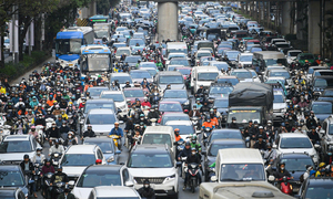 Cận Tết, ô tô chiếm trọn 6 làn đường Hà Nội, xe máy ‘leo’ vỉa hè né tắc