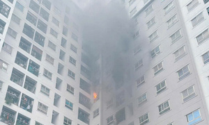 Cháy căn hộ chung cư ở Hà Nội, người dân hoảng loạn thoát hiểm bằng thang bộ