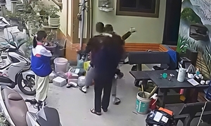 Clip bố lao đến nhà tát bạn con và câu hỏi: Làm gì nếu con bị bạn đánh ở trường?