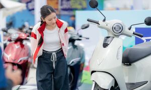 Evo Grand Lite: Nữ sinh khen 'đẹp mê mẩn', cốp rộng, đi học đi chơi đều tiện