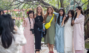 Thiếu nữ Hà Nội diện áo dài, chụp ảnh bên hồ Gươm dịp cuối năm