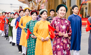 Giới trẻ mặc cổ phục, diễu hành tại hội chợ Mùa Xuân 2026