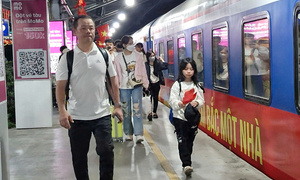 Hôm nay vào cao điểm đưa đón Tết, TP.HCM huy động lượng tàu xe kỷ lục