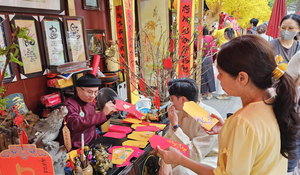 Giới trẻ TP.HCM nô nức check-in, xin chữ tại Phố Ông đồ 