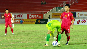 Thủ môn mắc sai lầm độc lạ ở giải Hạng Nhất