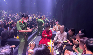 Cảnh sát đột kích quán bar ở trung tâm TP.HCM