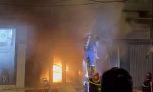 Cháy nhà ở TP.HCM lúc rạng sáng, cảnh sát giải cứu 4 người 