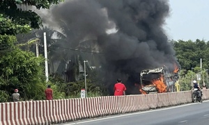 Xe khách 54 chỗ cháy rụi, trơ khung sắt trên Quốc lộ 53