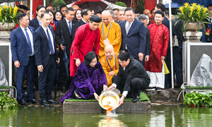 Chủ tịch nước và Phu nhân cùng kiều bào thả cá chép tiễn ông Công, ông Táo