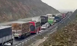 Tai nạn liên tiếp, cao tốc Hàm Nghi - Vũng Áng ùn tắc 5 km