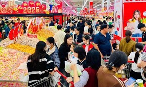 Người TP.HCM chen chân sắm Tết, siêu thị mở cửa xuyên đêm 
