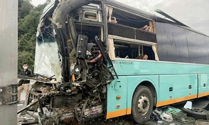 Bốn ô tô tông liên hoàn trên cao tốc Vân Phong - Nha Trang