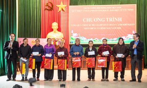 400 hộ dân hoàn cảnh khó khăn tại xã A Sào nhận quà Tết