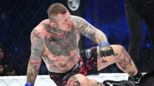 Võ sĩ MMA cắn suýt đứt tai đối thủ, tái hiện bê bối của Mike Tyson