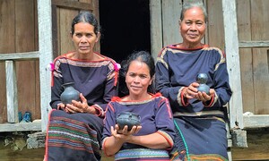 Độc đáo ngôi làng làm gốm đen truyền thống ‘không bàn xoay’ tại Đắk Lắk