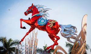 Ngắm đường hoa 'Tết ta một nhà' cùng linh vật 'Xích mã Thăng Long' của Đắk Lắk