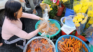 Giá hoa vạn thọ, xôi chè ít biến động, khách tranh thủ sắm lễ cúng ông Táo sớm