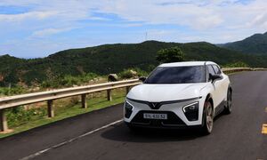 VinFast VF 7 chạy đường trường: Đường xấu chạy vô tư, rộng rãi, sạc tiện lợi