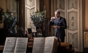 Từ khu nhà nghèo đến tỷ phú: Cựu CEO Starbucks đổi đời nhờ giáo dục thế nào?