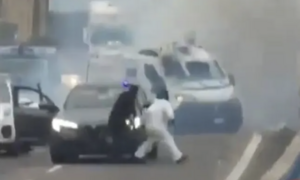 Băng cướp kích nổ xe bọc thép, đấu súng giữa quốc lộ Italy