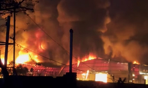 Xưởng nhựa hơn 1.000m² ở Hưng Yên bốc cháy dữ dội trong đêm