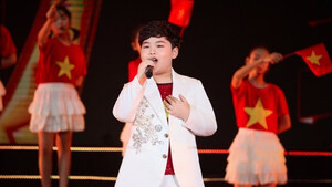 Thần đồng âm nhạc 13 tuổi hát hit 'Nhà tôi có treo một lá cờ' của Hà Anh Tuấn