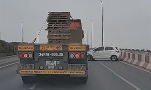 Xe đầu kéo vượt ẩu tông ô tô con xoay 180 độ, văng vào thành cầu