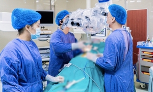 Người nhà bệnh nhân đòi chuyển viện vì bác sĩ mổ 'không phải giáo sư'