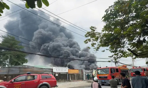 Lửa thiêu rụi kho phế liệu ở TP.HCM