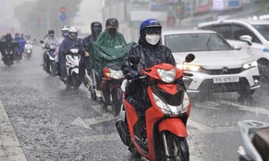 TP.HCM mưa dông trái mùa cận Tết