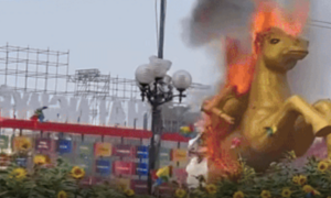 Linh vật ngựa bất ngờ bốc cháy khi đang thi công ở Thái Nguyên