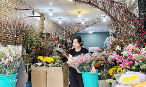 Siêu thị TP.HCM đông nghẹt người sắm Tết, chợ lẻ vắng vẻ