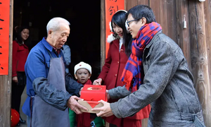 Vì sao người Trung Quốc thường 'kiêng' biếu quà vào buổi tối?