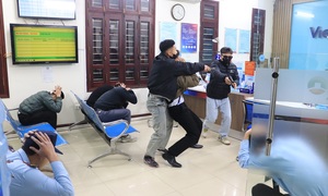 Diễn tập phòng chống cướp tài sản tại trụ sở ngân hàng ở Hà Nội