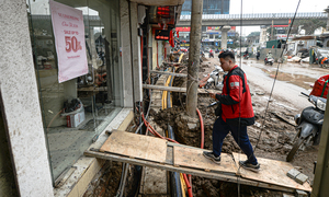 Dự án đường 400 tỷ ở Hà Nội thành 'kênh bùn', dân phải bắc cầu tạm vào nhà 