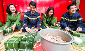 Lính cứu hỏa Thủ đô gói bánh chưng, trực chiến đảm bảo bình yên ngày Tết