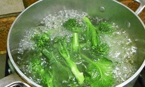 Mách bạn 6 mẹo luộc rau xanh ngát, không mất chất