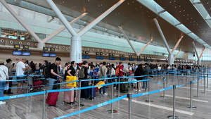 Sân bay Tân Sơn Nhất tấp nập ngày 25 Tết, check-in thuận tiện