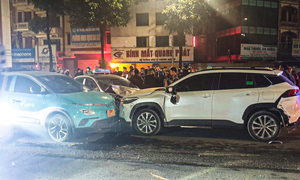 Ô tô đi ngược chiều gây tai nạn liên hoàn tại Hà Nội