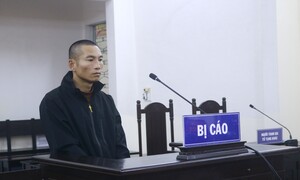 Vừa xách pháo Tết ra đốt thử đã bị bắt, thanh niên nhận án 12 tháng tù