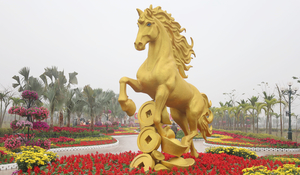 Ngắm linh vật Kim Mã giữa quảng trường ngập sắc hoa ở Hải Phòng