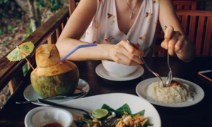 Vì sao người Thái Lan ăn bằng thìa và nĩa thay vì dùng đũa?