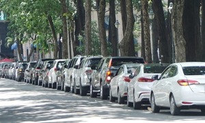 Đi ô tô chúc Tết, đỗ xe thế nào để không bị phạt?