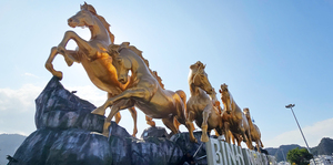 Ngắm cụm linh vật ‘Bát mã truy phong’ bên bờ vịnh di sản ở Quảng Ninh