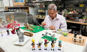 Thầy giáo già làm linh vật ngựa Tết Bính Ngọ 2026 bằng vỏ trứng gà