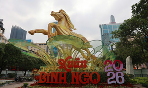 Đường hoa Nguyễn Huệ gấp rút hoàn thiện, lộ diện loạt linh vật ngựa độc đáo