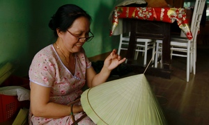 Xem nghệ nhân đi từng đường chỉ làm nón lá đẹp nổi tiếng xứ Huế