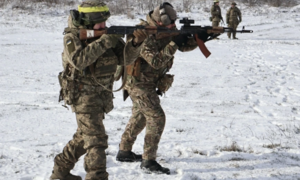 Lính Ukraine khổ cực chống chọi băng giá ở chiến hào giữa mùa đông khắc nghiệt