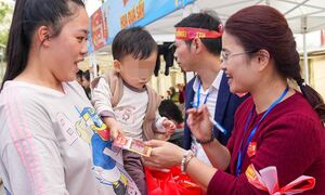 Tết ở viện, bệnh nhân ung thư rưng rưng khi bác sĩ cắm cành đào nhỏ 